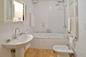 RovolonFrassanelle的白色的浴室设有水槽和浴缸。