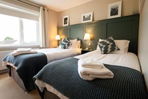 约尔Summerfield Lodge B&B的一间卧室配有两张带毛巾的床