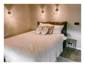 托伦Slapen op Tholen的一间卧室配有带白色床单和枕头的床。