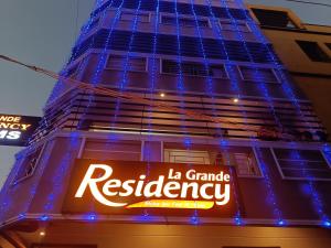 蓬蒂切里LA GRANDE RESIDENCY的建筑的侧面有标志