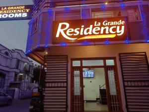 蓬蒂切里LA GRANDE RESIDENCY的一间有标志读取车库住宿的餐厅