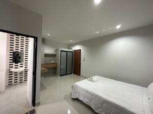Ban Khok KhamW residence สมุทรสาคร的一间白色卧室,配有床和厨房