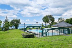 吕格兰Duplex dans Chalet entre Lac et Montagne - Vue Lac的一座位于公园内的游泳池,以海洋为背景
