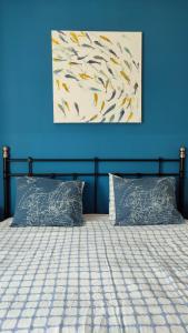 卡塔赫纳Torre de la Campana的一间卧室配有一张蓝色墙壁的床