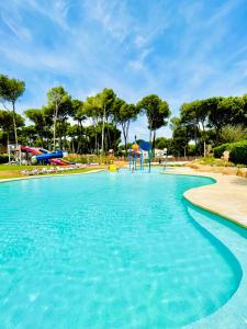 帕尔斯Interpals Eco Resort的度假村的游泳池,带游乐场