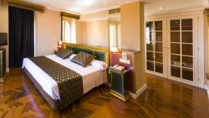 萨拉曼卡索霍区萨拉曼卡精品酒店的卧室配有一张床