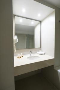 伊基克伊基克特拉多俱乐部酒店的一间带水槽和大镜子的浴室