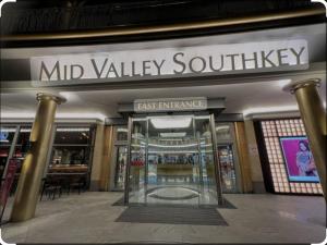 新山MidValley Southkey Mosaic 9pax 2B2B Netflix-SmartTV70inch的商场入口,有山谷南岭商店