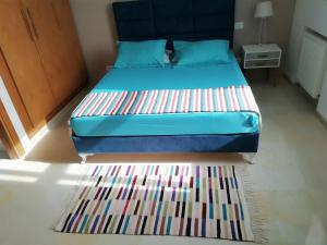 突尼斯appartement florence的一间卧室配有一张色彩缤纷的地毯。