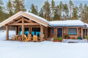 特吕西尔ElveRo Lodge的雪地小木屋,配有桌椅
