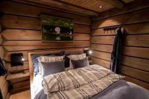 特吕西尔ElveRo Lodge的小木屋内一间卧室,配有一张床
