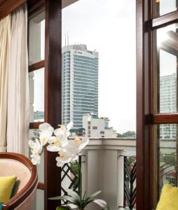 河内Thien Thai Hotel & Spa的客房设有市景窗户。