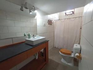 埃斯特角城La Casona de Aime, Habitaciones privadas con Desayuno的浴室配有盥洗盆、卫生间和盥洗盆。