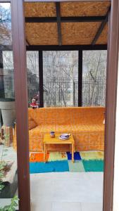 索非亚Cozy apartment with balcony的客厅配有橙色沙发和桌子