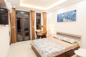 胡志明市The Sophia Apartment - Thao Dien Central的酒店客房设有一张床和一张桌子