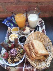 埃博森Alas Cabañas的托盘早餐食品,包括烤面包和牛奶
