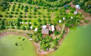 The Secret Garden Camping - Hồ Trị An的水面上岛屿的空中景观