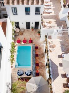 奥良Casa Rosa Villa with Pool in Olhao Centre的享有酒店空中美景,设有游泳池