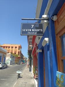 卡塔赫纳Hostal Seven Nights Cartagena的建筑一侧七晚医院的标志