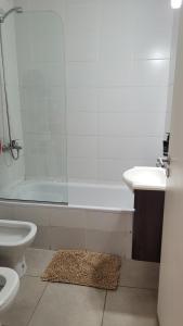 埃塞萨"Valentino hostel"的带浴缸、卫生间和盥洗盆的浴室
