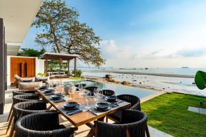 苏梅岛Kove Samui的一张餐桌和椅子,享有海景