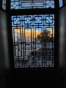 丹吉尔Private room in the kasbah的透过窗户可欣赏到日落美景