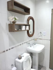 GualeguaychúHospedaje La Bussola I的白色的浴室设有卫生间和水槽。