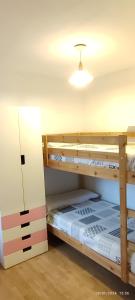 昂代Acogedor apartamento entre España y Francia.的一间卧室配有两张双层床。