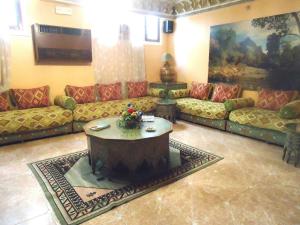 纳祖尔利克苏斯酒店的带沙发和咖啡桌的客厅