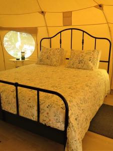 维亚纳堡Wild Glamping Portugal with hot tub to relax in Viana do Castelo的帐篷内一间卧室,配有一张床