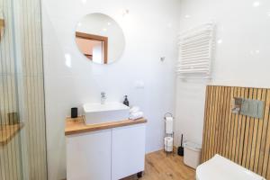 Krajno PierwszeWichrowe Wzgórze的白色的浴室设有水槽和镜子