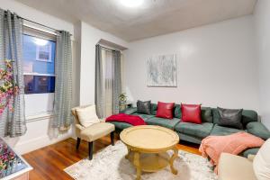 塞伦Pet-Friendly Salem Apartment with Shared Deck!的客厅配有绿色沙发和红色枕头