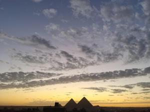 开罗Bedouin Pyramids View的阴云天空下金字塔的景色
