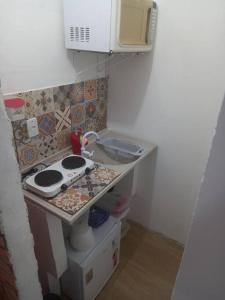 Kitnet em Florianópolis SC的厨房或小厨房