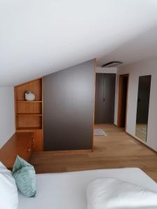布兰德坦勒格加尼住宿加早餐酒店 的卧室设有白色的床和大窗户