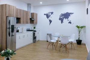Santa ElenaCasa Valencia 5的厨房配有桌子,墙上挂着世界地图