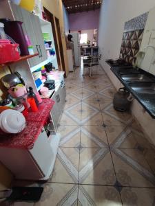图托亚Recanto dunas的厨房铺有瓷砖地板,配有台面