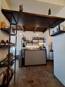 MontefortinoB&B Terra di Marca的一个带柜台和台面的大厨房