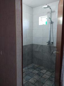 蓝海湾Oasis Appartement的浴室里设有玻璃门淋浴