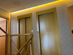 马德里Hotel Suites Feria de Madrid的走廊上,房间设有两部电梯
