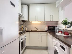 博德鲁姆Modern apartment Bodrum的白色的厨房配有白色橱柜和洗碗机。