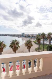 比尔泽布贾Luxurious Beach Apartment的从棕榈树海滩的阳台上可欣赏到风景