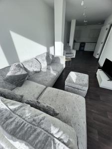 伦敦Remarkable 1-Bed Apartment in London with balcony的客厅配有沙发和两把椅子