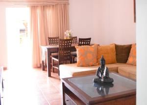 IguesteCasa Morales的客厅配有沙发和桌子