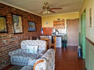 SpringfonteinGaringboom Guest Farm的带沙发和砖墙的客厅