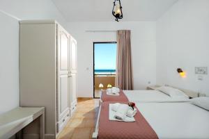 雅拉尼奥玛兹公寓式酒店的酒店客房设有两张床和窗户。