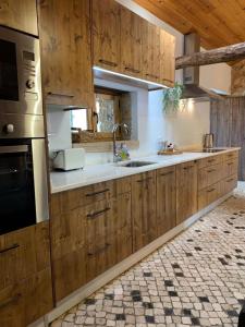 Adega D'Aldeia的一个带木制橱柜和水槽的厨房