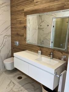 Adega D'Aldeia的浴室设有白色水槽和镜子