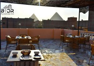 开罗King Badr pyramids的屋顶上带桌椅的天井