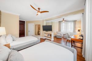 迈阿密圣米迦勒酒店的酒店客房设有两张床和电视。